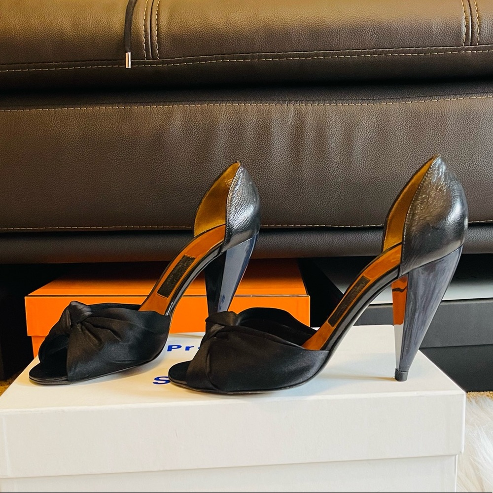 LANVIN classic peep toe heels.